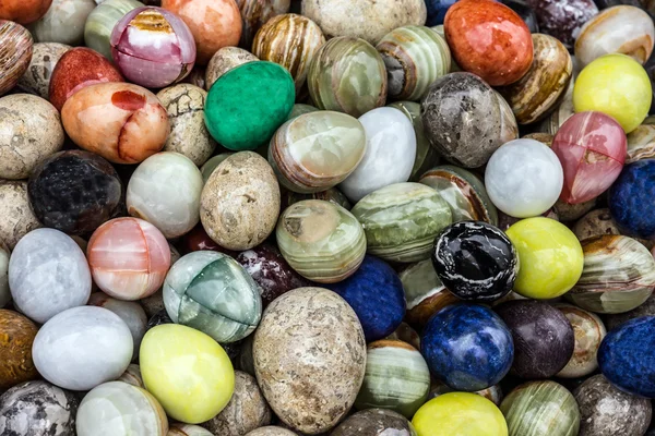 Gefärbte Onyx-Eier aus Stein in Stoff, Truthahn — Stockfoto