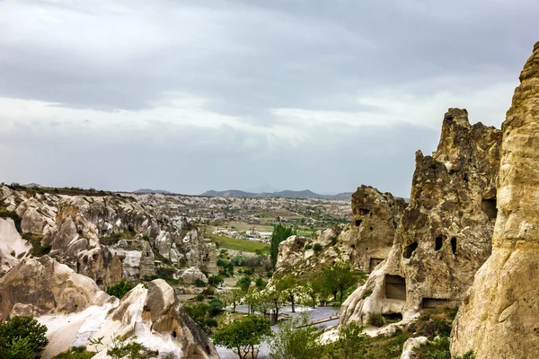 Krajobraz górski, Göreme, Kapadocja, Turcja. Muzeum pod otwartym niebem — Zdjęcie stockowe