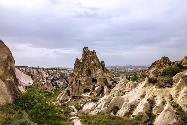 Krajobraz górski, Göreme, Kapadocja, Turcja. Muzeum pod otwartym niebem — Zdjęcie stockowe