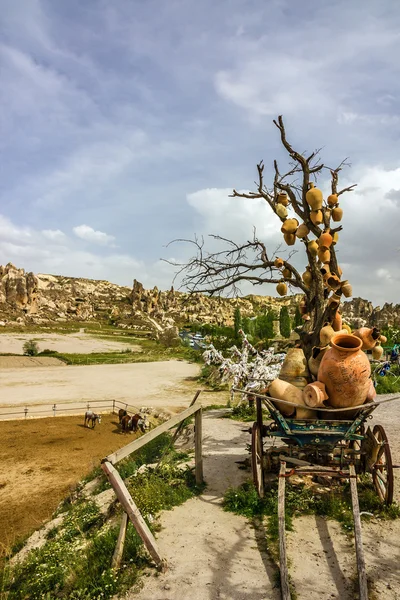 Chariot avec cruches en Cappadoce, Turquie — Photo