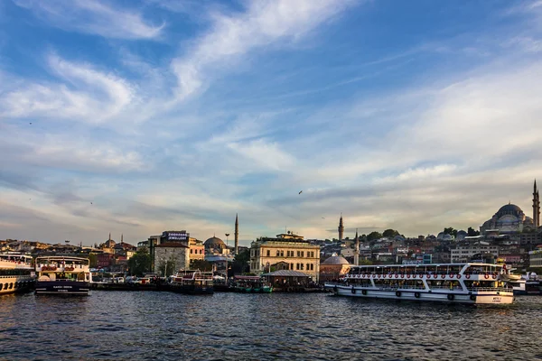 エミノニュ イスタンブール、トルコ ボスポラス海峡の海の正面. — Stock fotografie