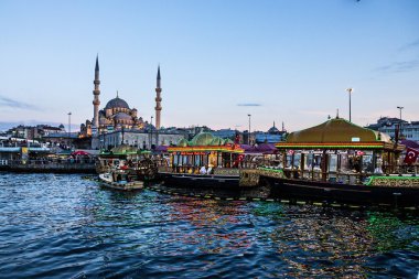 İstanbul, Türkiye - akşam sea view Eminönü Camii. 