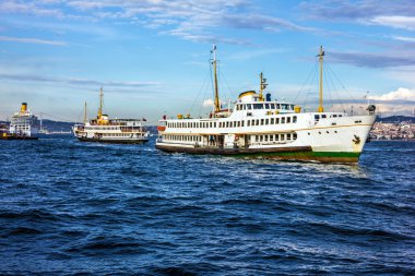 Istanbul, Türkiye: Turistik gemiler boğaz içinde