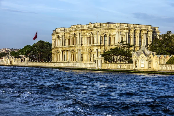 İstanbul, Türkiye - beylerbeyi Sarayı İstanbul Boğazı kıyısında — Stok fotoğraf