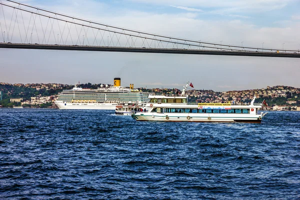 Cruise liner in bosporus, istanbul, Turkije — Stockfoto