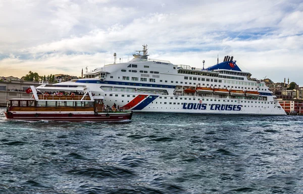 Cruise liner in Bosporus, Istanbul, Turkey — Stock Photo, Image