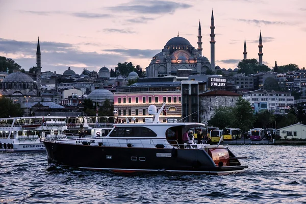 Moskee emionu in Istanboel, Turkije — Stockfoto