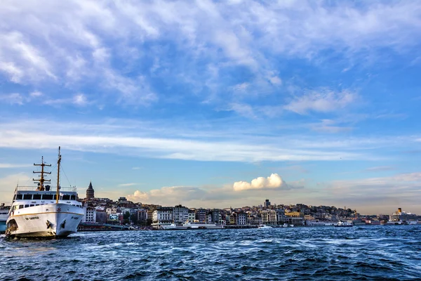 Istanbul, Turkije - 2 mei 2016: Bosporus zee van Istanboel, Turkije — Stockfoto