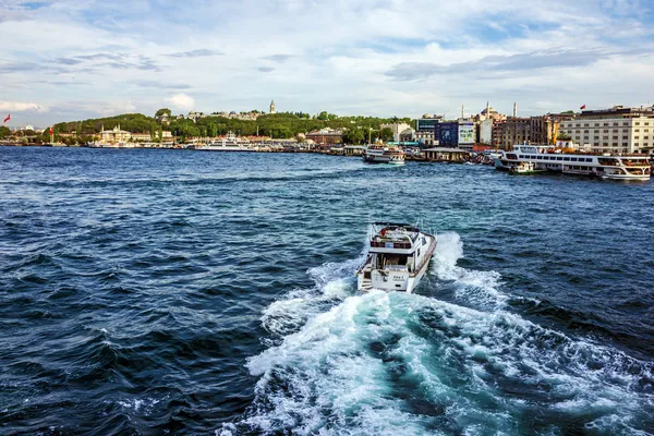 Istanbul, Turkije - boot in de bosporus — Stockfoto