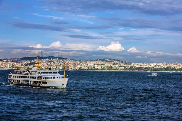 Vaartuig in de Bosporus, Istanbul — Stockfoto