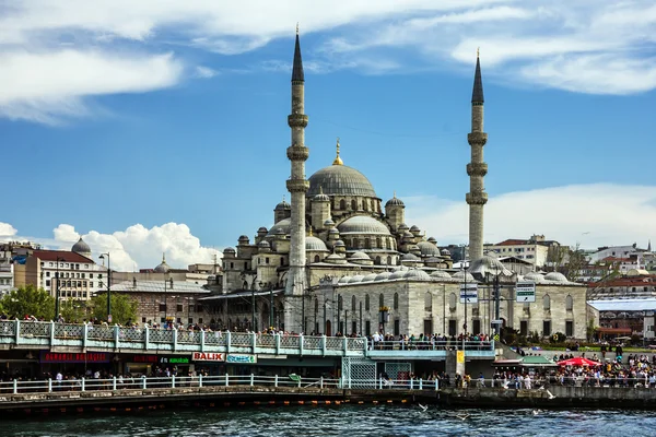 Ponte Galata e mesquita Emononu, Istambul, Turquia — Fotografia de Stock