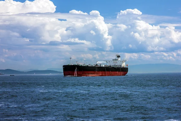 Sailing cargo vessel in Bosphorus, Istanbul, Turkey — Stock Photo, Image