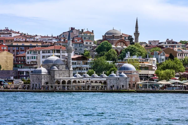 Meczet eminonu nad brzegiem morza w istanbul, Turcja. — Zdjęcie stockowe