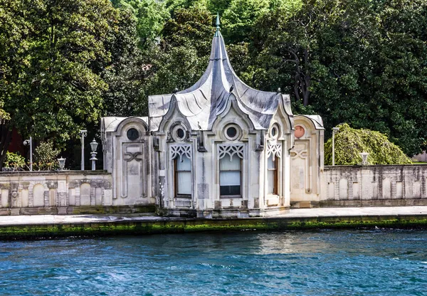 Estambul, Turquía - parque del palacio Dolmabahce —  Fotos de Stock