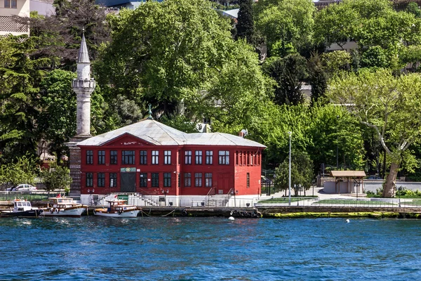 Mesquita à beira-mar em Istambul, Turquia . — Fotografia de Stock