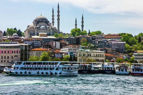 Istanbul, Törökország - július 17, 2016: Mecset Eminonu, Isztambul, Törökország. — Stock Fotó