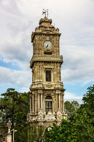 De klokkentoren op het Dolmabahce Paleis, Istanbul, Turkije — Stockfoto