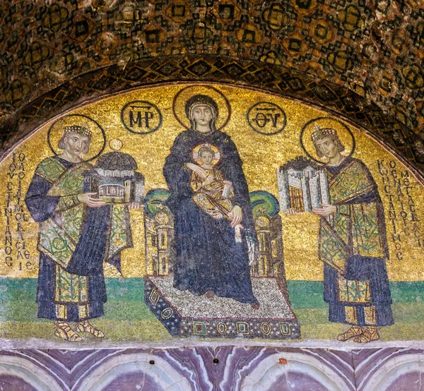 圣母玛利亚和圣徒图标在圣索非亚大教堂索菲亚是最伟大的建立这个纪念碑 — 图库照片