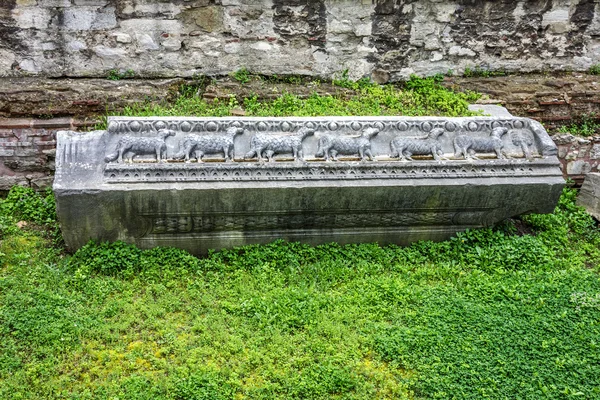 Graf - artefact in ruïnes van de beroemde basiliek saint sophia, istanb — Stockfoto