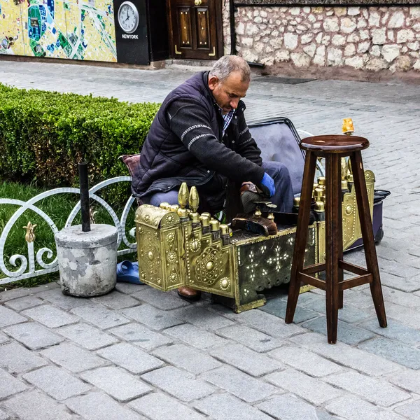 Shoeblack is cleaning shoes  in the street of Istanbul, Turkey — Stock Photo, Image