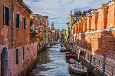Venedik, İtalya - 30 Mayıs 2018: Venedik Kanalı 'nda tekneler, dar sokaklar. 