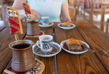 Türk kahvesi ve baklavası masada, tatar yemeği.