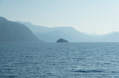 Dağın fiyort deniz manzarası, Norveç