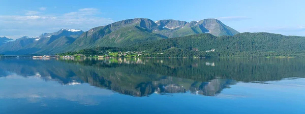 Norwegia Pemandangan Laut Pegunungan Dengan Pantulan Musim Panas Pemandangan Indah — Stok Foto
