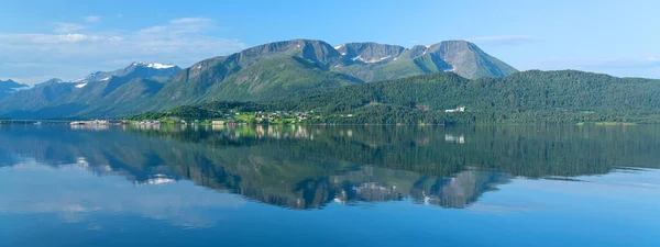 Norvegia Vista Mare Montagna Con Riflessione Estate Fiordi Norvegesi Panorama — Foto Stock