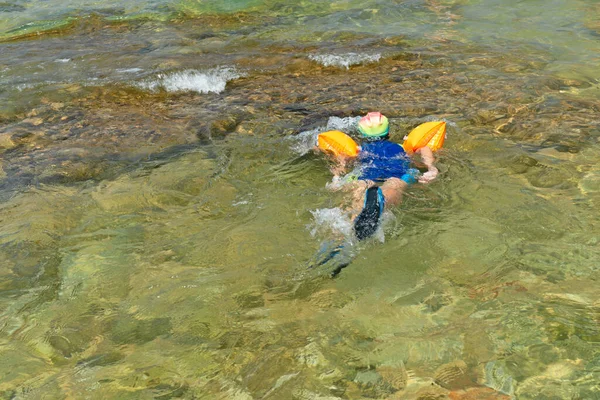 Kind Schwimmt Badekappe Transparenten Meerwasser — Stockfoto