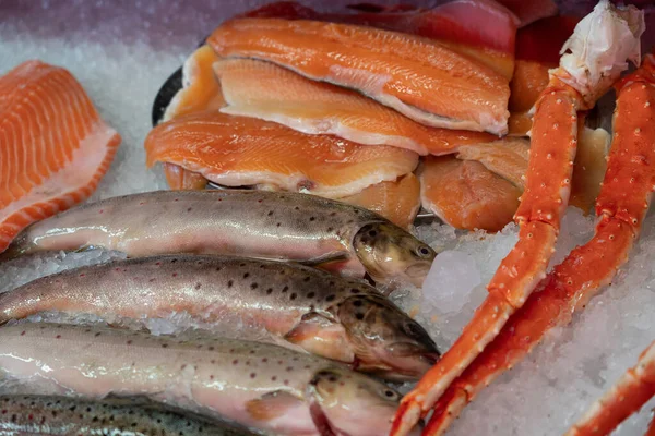 Frischer Fisch Meeresfrüchte Mit Lachs Und Krabbenkeule Auf Eis — Stockfoto
