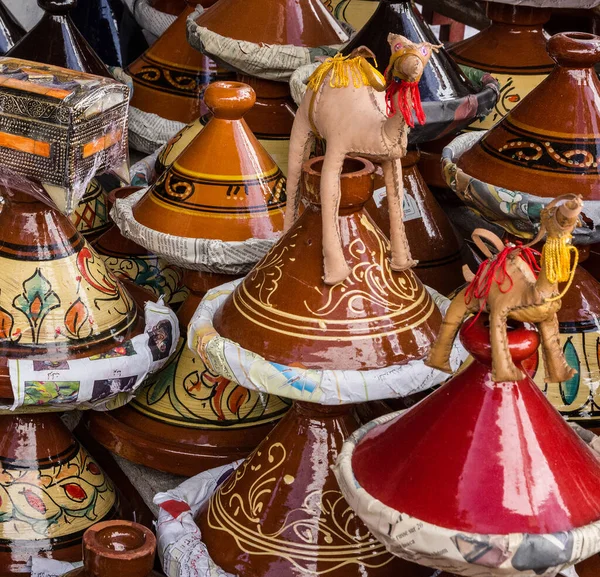 セラミック調理器具タジン鍋 モロッコの市場で — ストック写真
