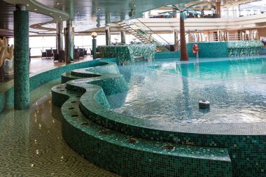 Gemi gemisi MSC Splendida - 17 Mart 2022: MSC Splendida yolcu gemisiyle yüzme havuzu.