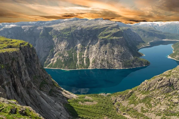Mavi Dağ Gölü Üzerinde Gün Batımı Manzarası Norveç Ringedalsvatnet Gölü — Stok fotoğraf