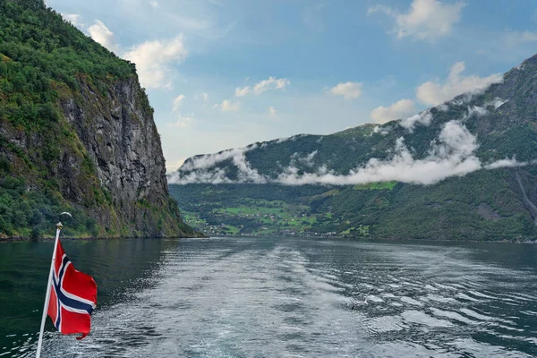 Norwegia Sognefjord Krajobraz Morski Banderą Norweską — Zdjęcie stockowe