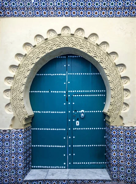 旧门在丹吉尔 摩洛哥清真寺 — 图库照片