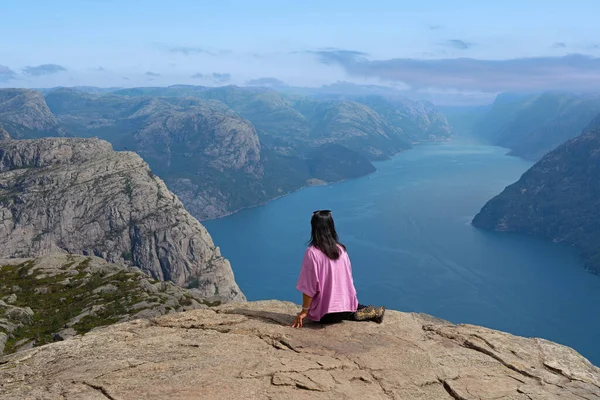Žena Sedí Skále Preikestolen Norsko Lysefjord Výhled Moře — Stock fotografie