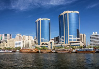 Dubai, BAE - 25 Ocak 2022 Rolex Office, Dubai Creek Channel ve dhow boat.