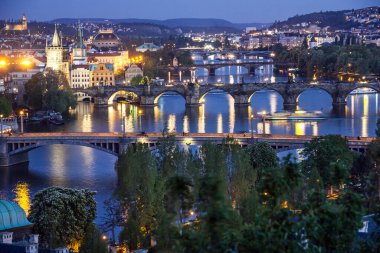 Old Town mimarisi ve Charles Köprüsü üzerinden Vltava Nehri, Çek Cumhuriyeti Prag gün batımı görünümü.
