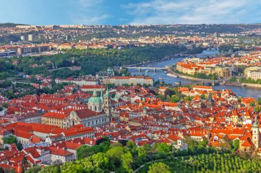 Prag, Çek Cumhuriyeti 'nin Vltava nehir manzarasına ev sahipliği yaptı. 