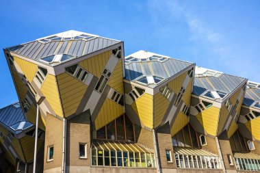 Rotterdam, Hollanda - 20 Haziran 2022: Küp evler veya Hollandaca Kubuswoningen, bir dizi yenilikçi ev