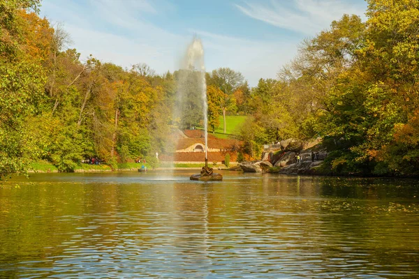 Uman Ukrayna Ekim 2021 Sonbaharda Sarı Ağaçlar Çeşme Sofievka Park — Stok fotoğraf