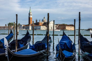 Venedik, İtalya. Gondol ve San Giorgio Maggiore adası deniz manzarası.