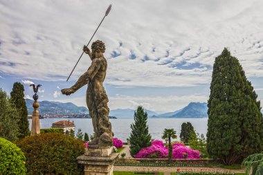 Stresa, İtalya - 23 Mayıs 2022: Neptün heykeli, İtalya. Borromeo Sarayı 'nın Isola Bella bahçesi, Lombardy, Lago Maggiore 