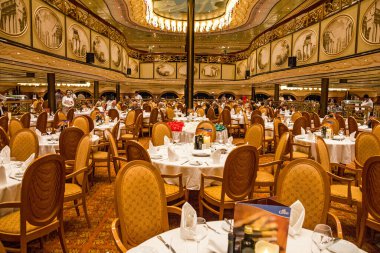 Cruiise yolcu gemisi Costa Mediterranea - 1 Haziran 2022: Kosta Akdeniz yolcu gemisinin restoran yemekhanesinin içi