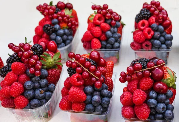 Fructe Padure Piata Coacaze Rosii Zmeura Mure Capsuni Cirese Dulci — Fotografie, imagine de stoc