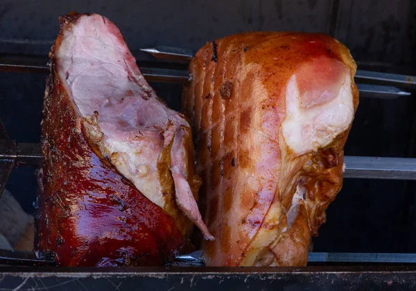 Prosciutto Maiale Che Cuoce Sulla Griglia Arrosto — Foto Stock