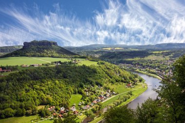 Taş havarilerin heykel resimleri oyduğu kapı parçası, Batalha Dominik ortaçağ manastırı, Portekiz - Gotik sanatın büyük başyapıtları. 