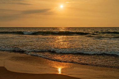 Okyanus gün batımı manzarası, Sri Lanka, resimli dalgalarla deniz manzarası. 