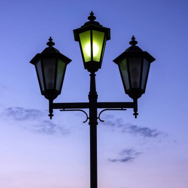 Mor arkaplanda izole sokak lambası. 